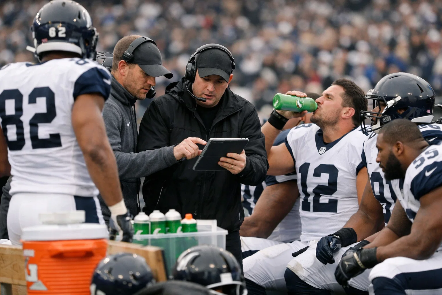 American Football Spieler und Trainer während einer Auszeit am Spielfeldrand