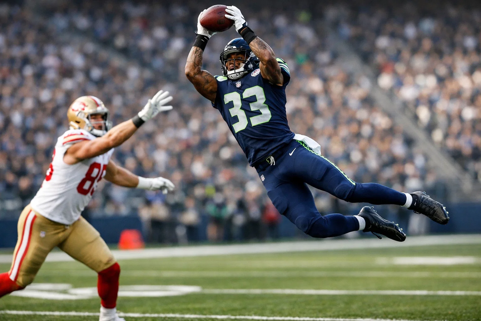 Defensivspieler fängt eine Interception während eines NFL Spielzugs