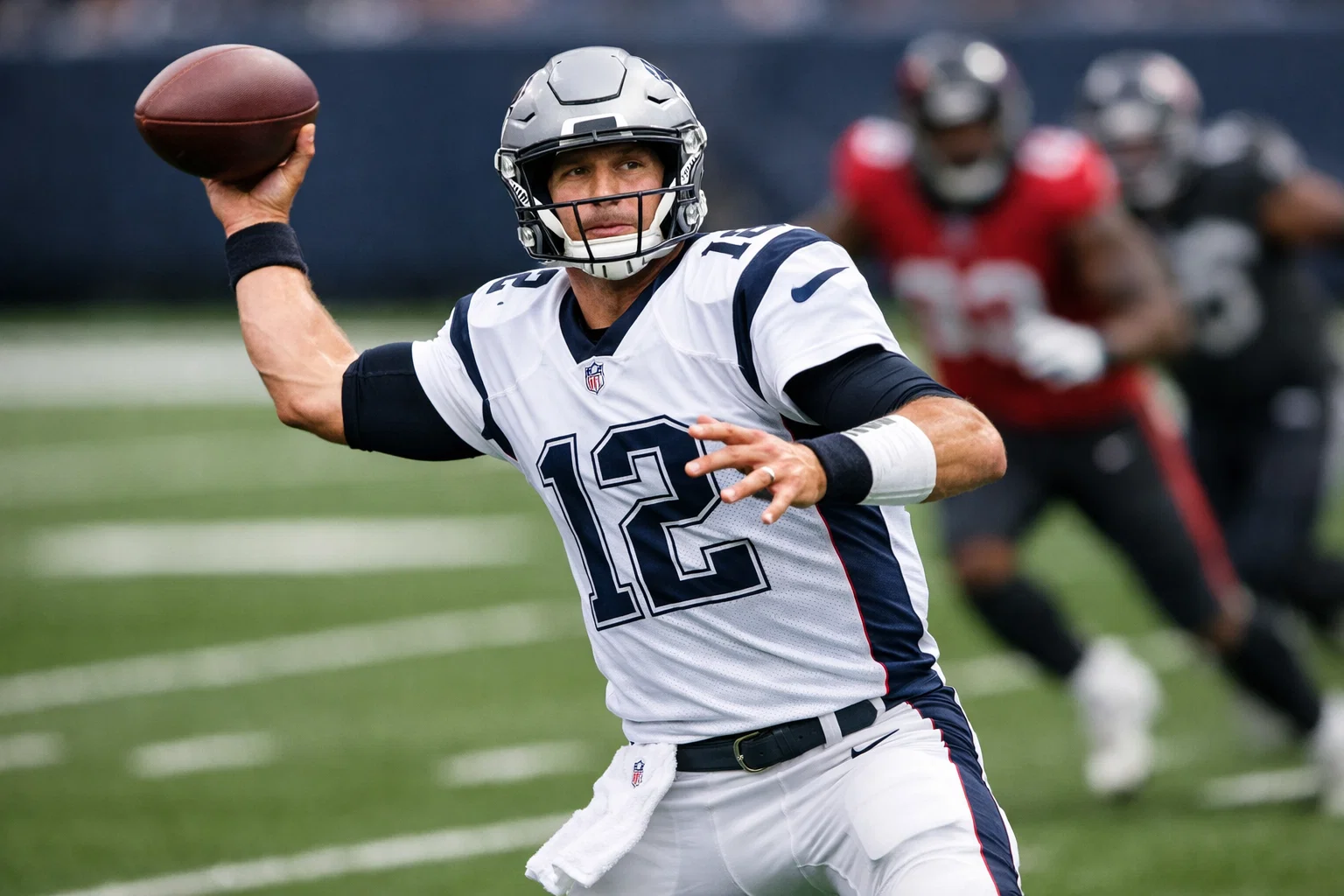 Quarterback wirft einen Pass auf dem American Football Spielfeld